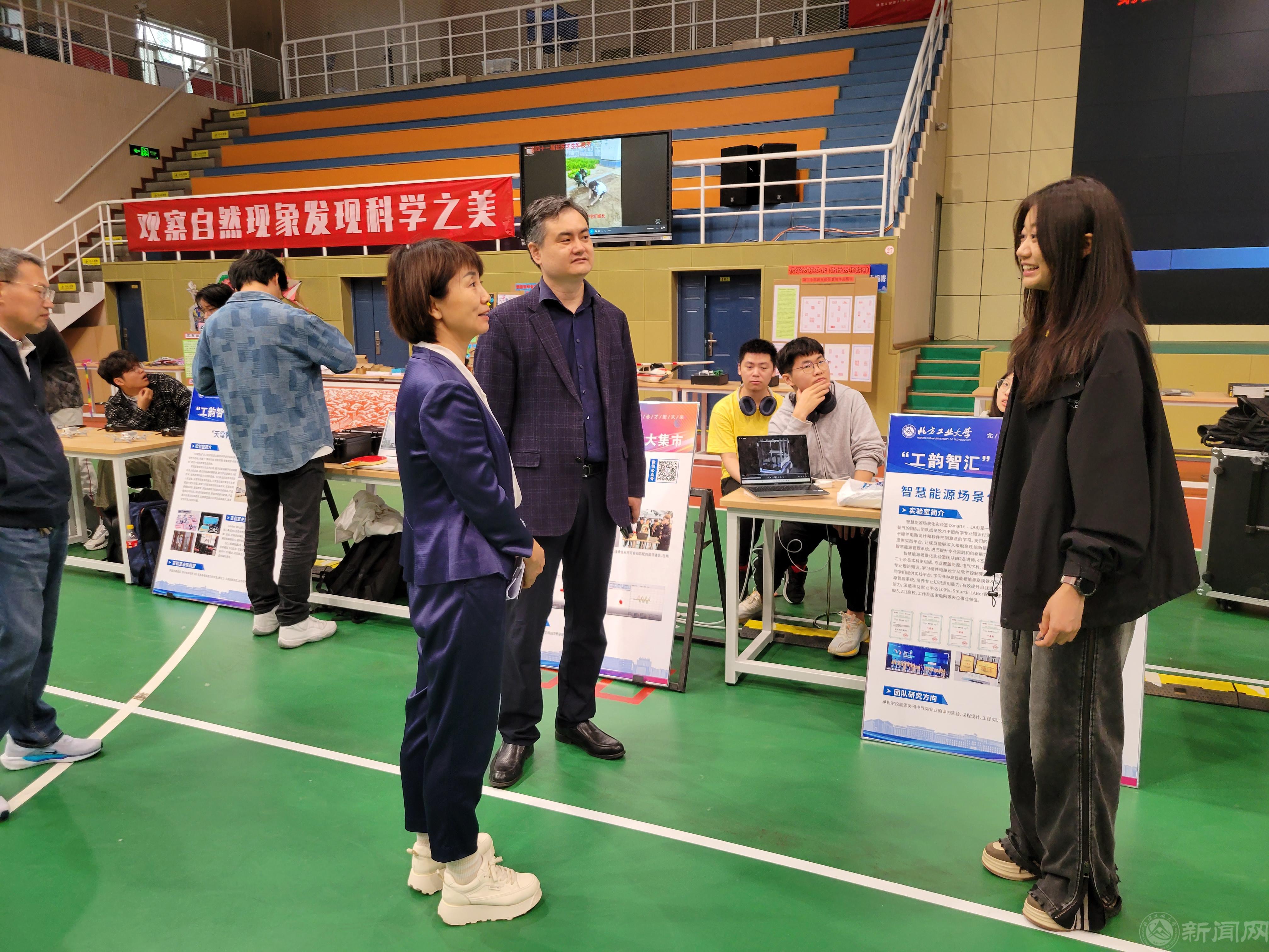 延庆区委教育工委书记张树清参观展览并勉励世界杯官网科创团队学生.jpg