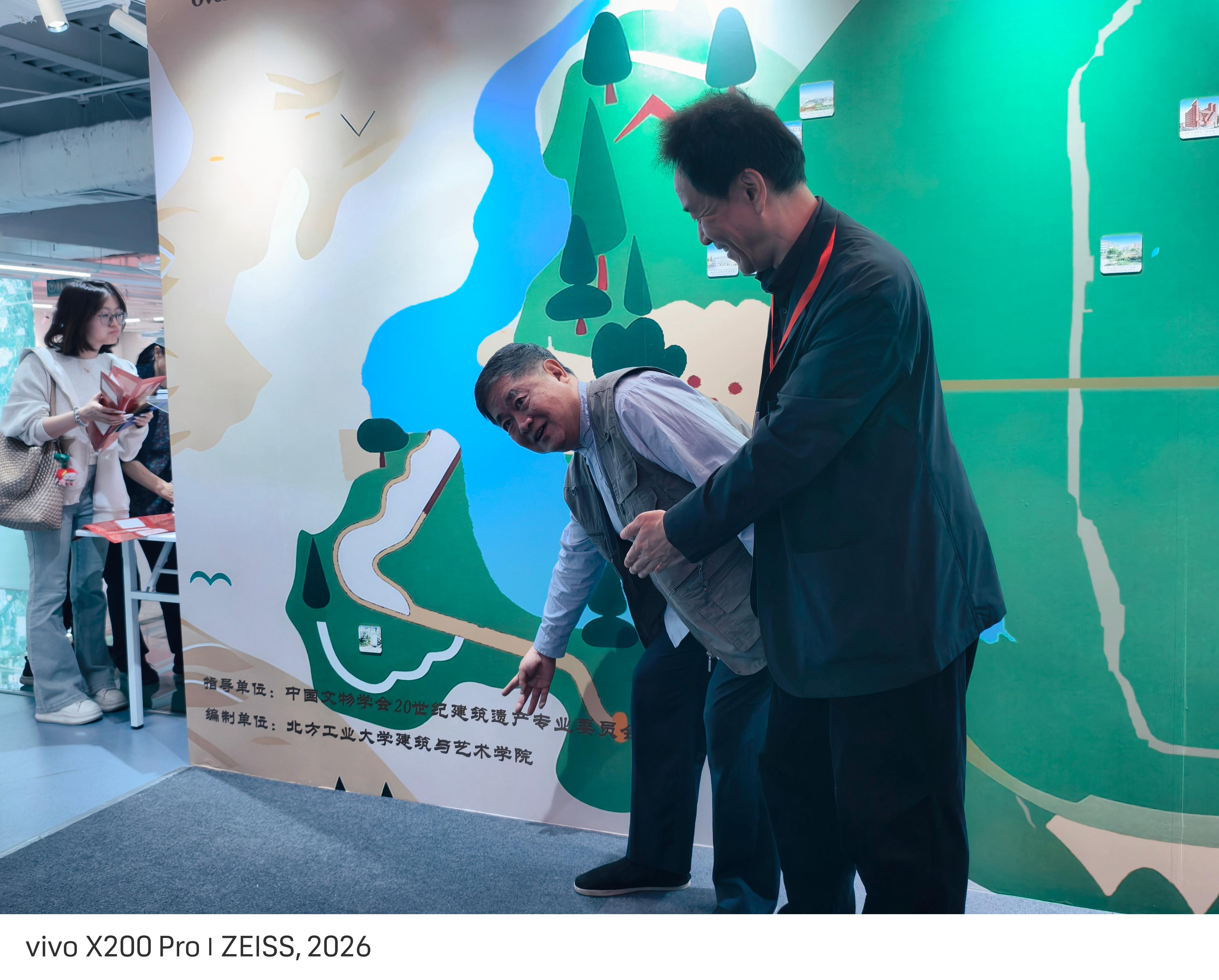 图2.单霁翔先生夸赞建艺学院师生制作的《中国20世纪建筑遗产·北京总览》全图.jpg