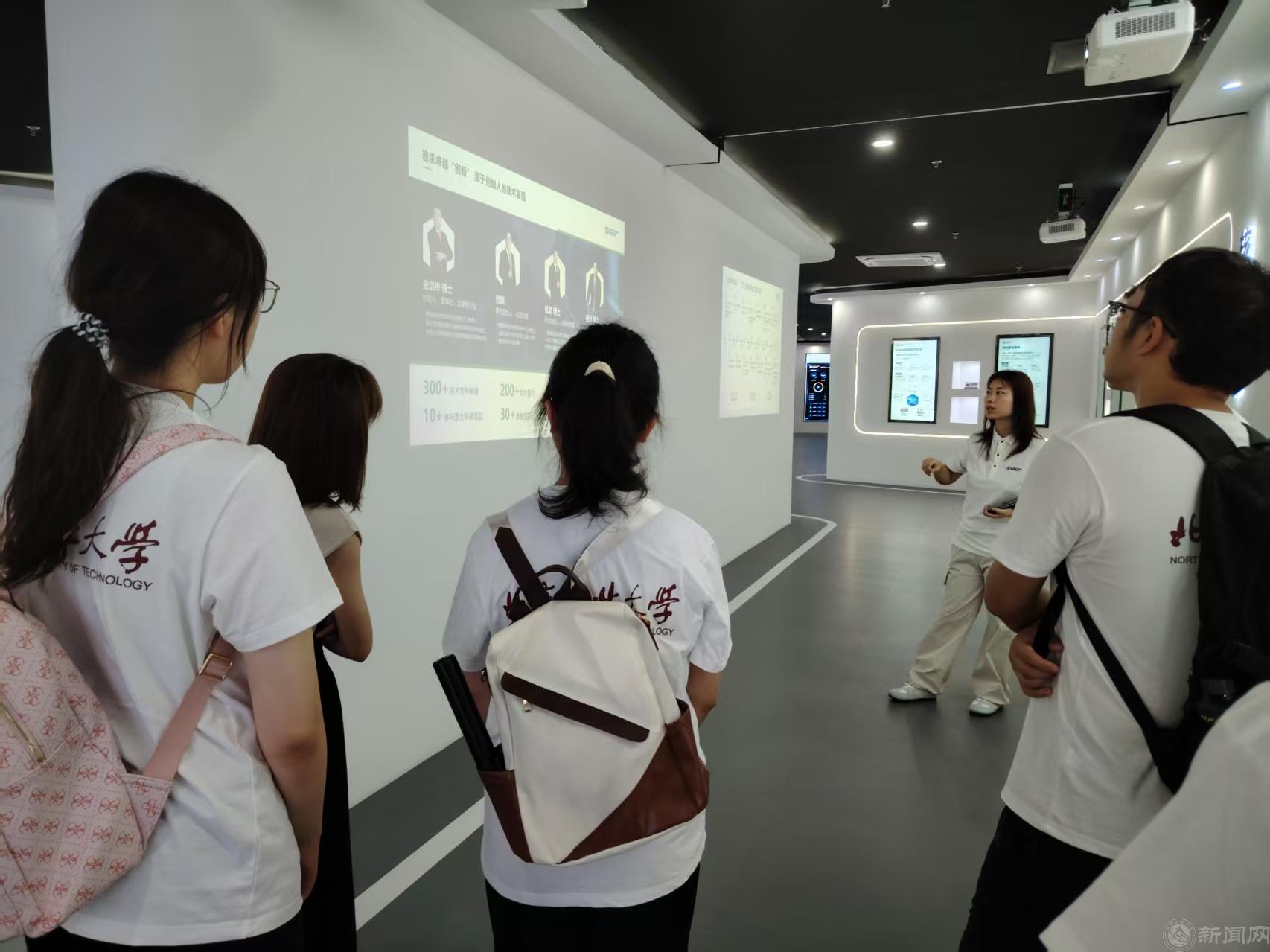 展厅参观2.jpg