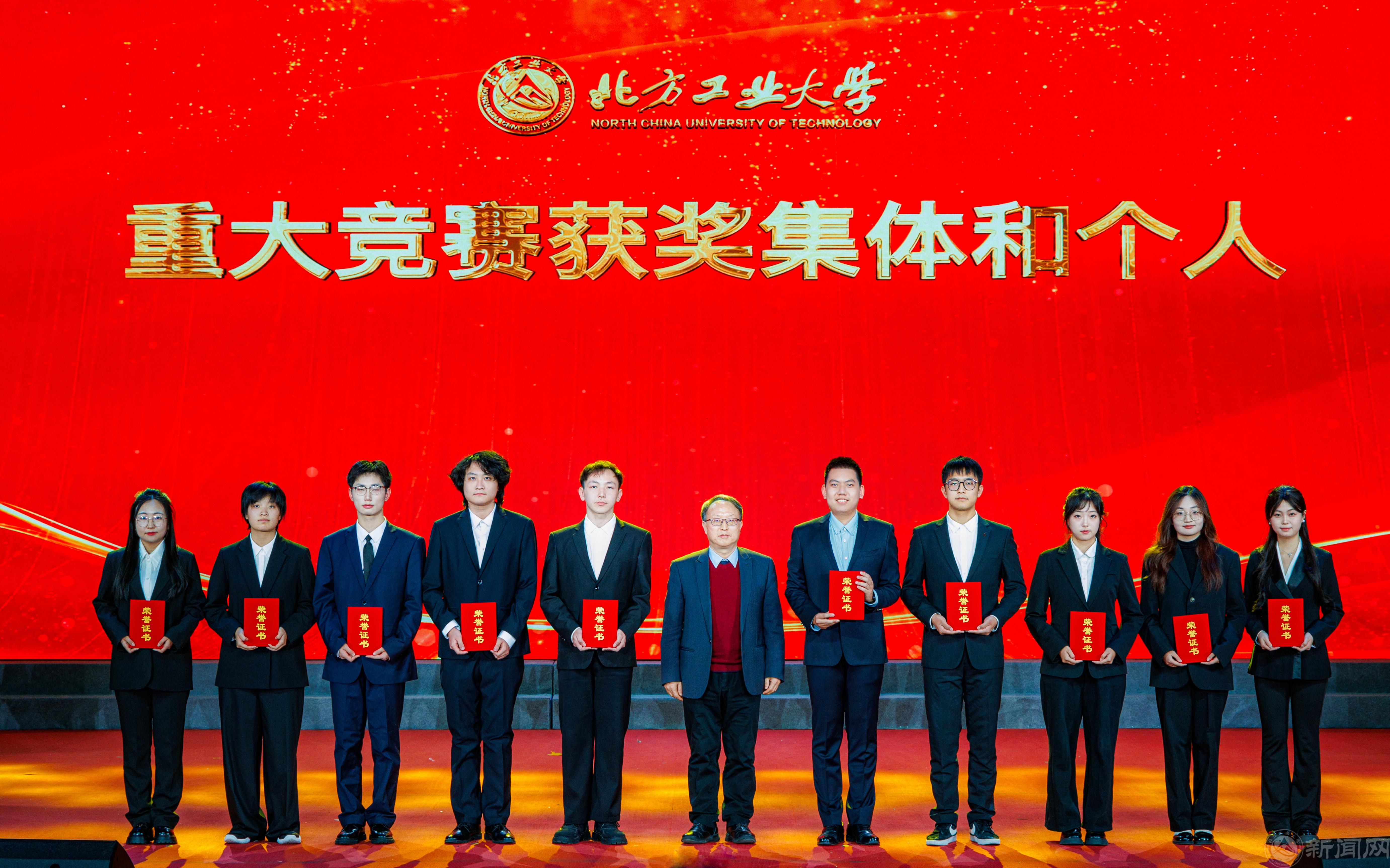 陈家庆颁奖.jpg