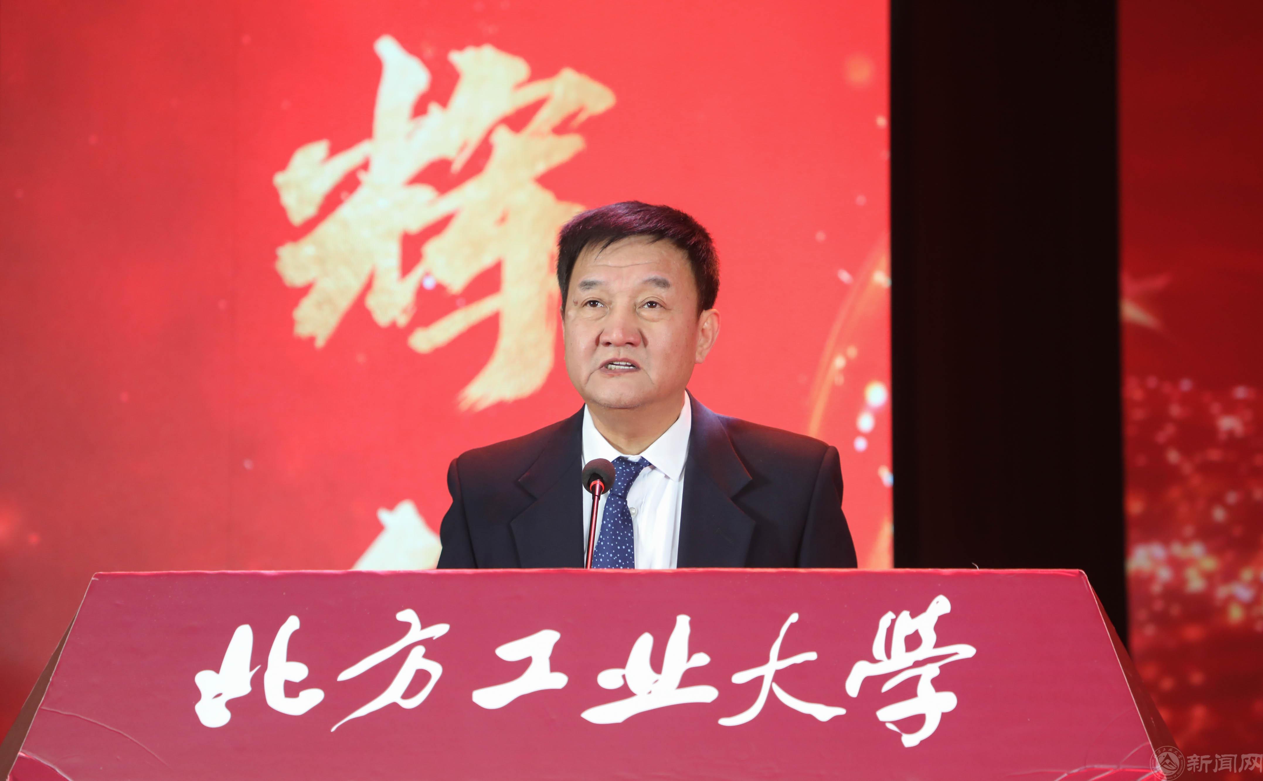 03院长宣读表彰决定.jpg