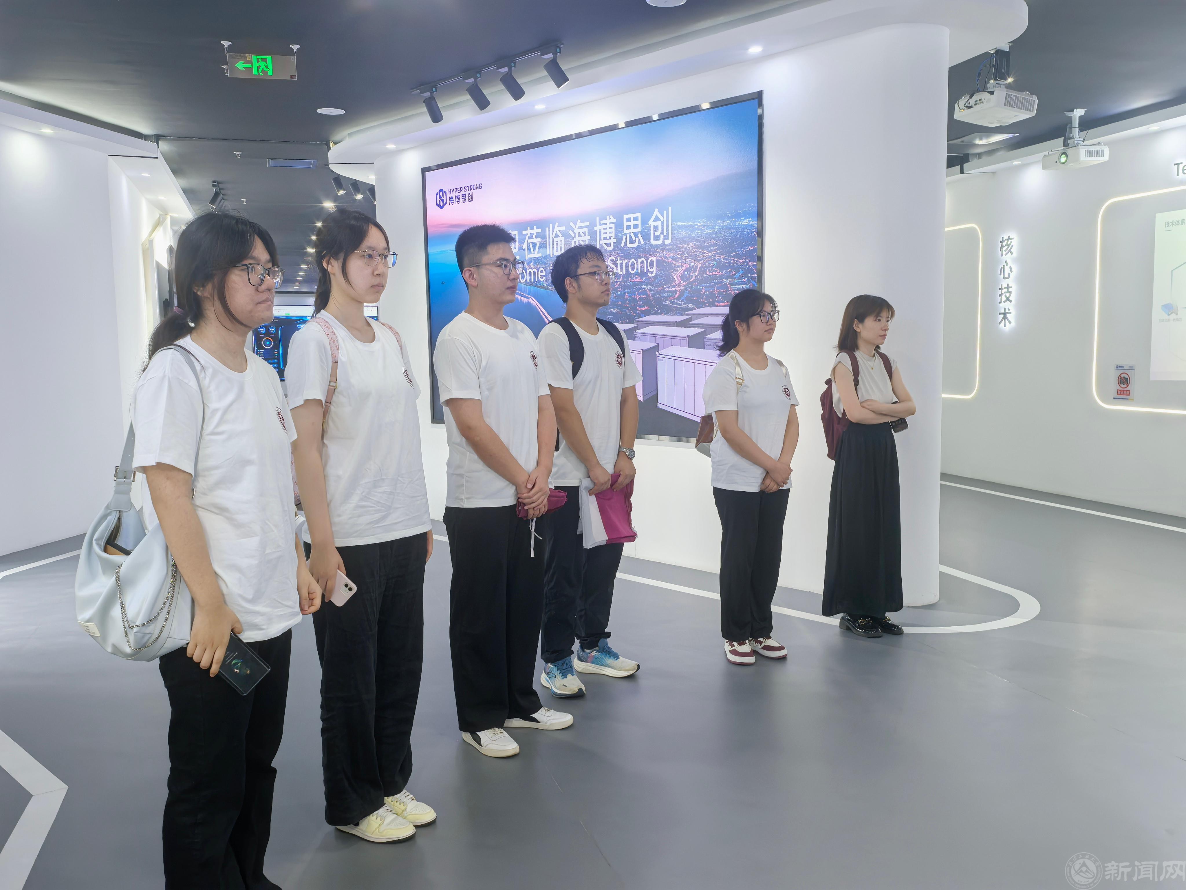 展厅参观.jpg
