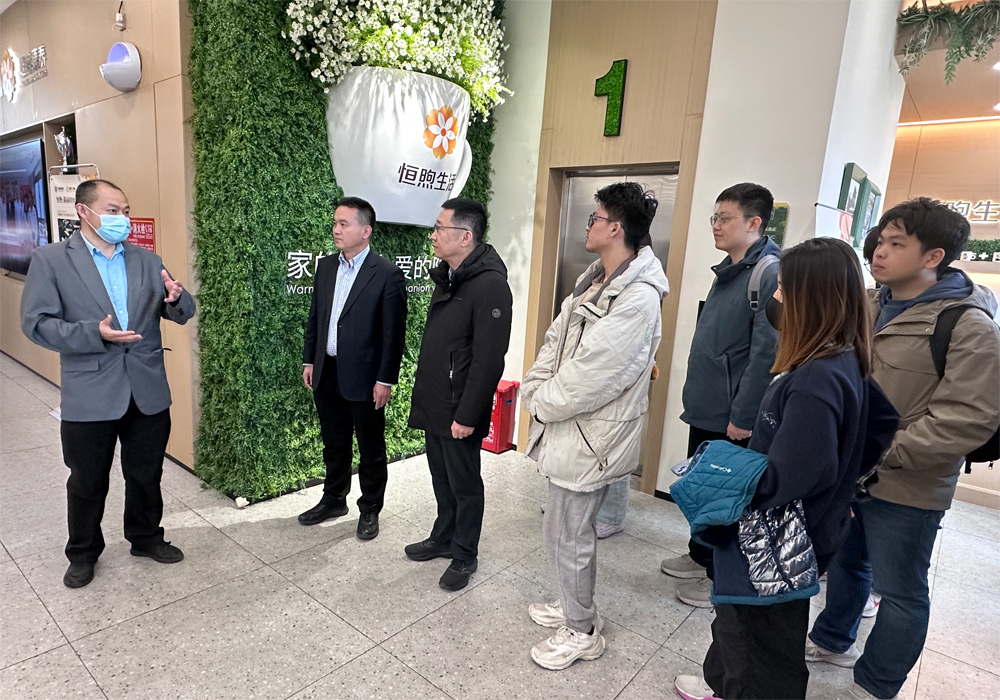 编辑后：图1 师生参观中心.jpg